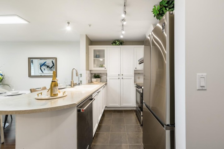 Photo 4 at 105 - 988 W 54th Avenue, South Cambie, Vancouver West