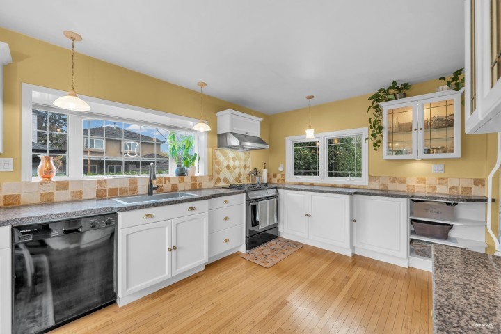 Photo 2 at 378 E 59th Avenue, South Vancouver, Vancouver East