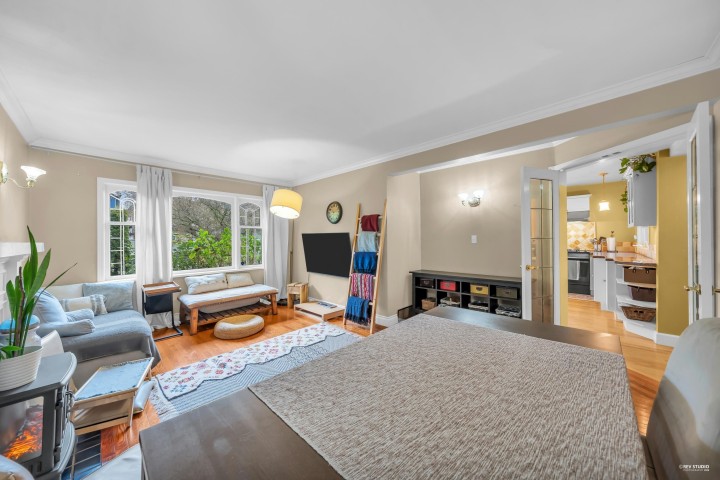 Photo 3 at 378 E 59th Avenue, South Vancouver, Vancouver East