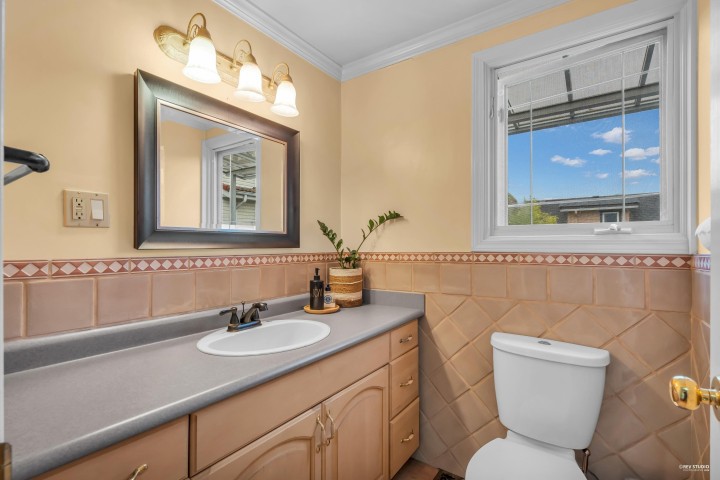 Photo 4 at 378 E 59th Avenue, South Vancouver, Vancouver East