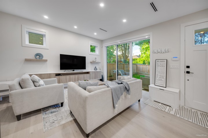 Photo 5 at 2558 William Street, Renfrew VE, Vancouver East