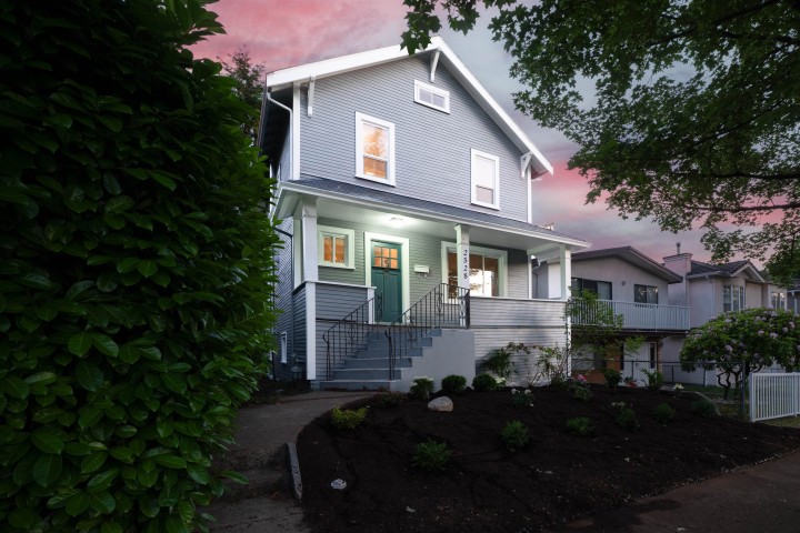 Photo 1 at 2528 Adanac Street, Renfrew VE, Vancouver East