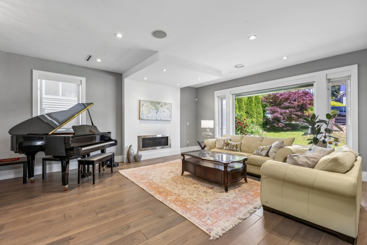 Photo 2 at 2553 Western Avenue, Upper Lonsdale, North Vancouver