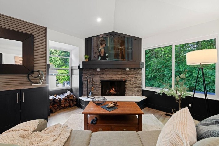 Photo 2 at 1430 Draycott Road, Lynn Valley, North Vancouver