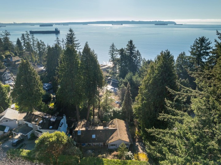 Photo 3 at 4028 Rose Crescent, Sandy Cove, West Vancouver