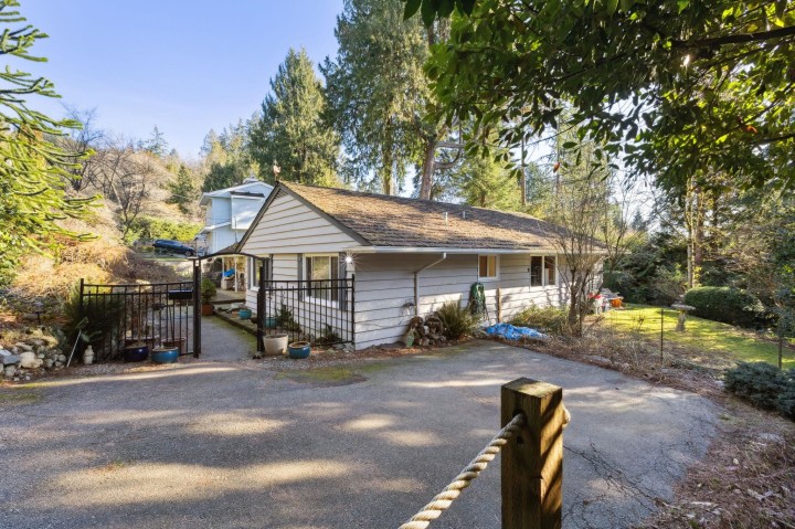 Photo 4 at 4028 Rose Crescent, Sandy Cove, West Vancouver