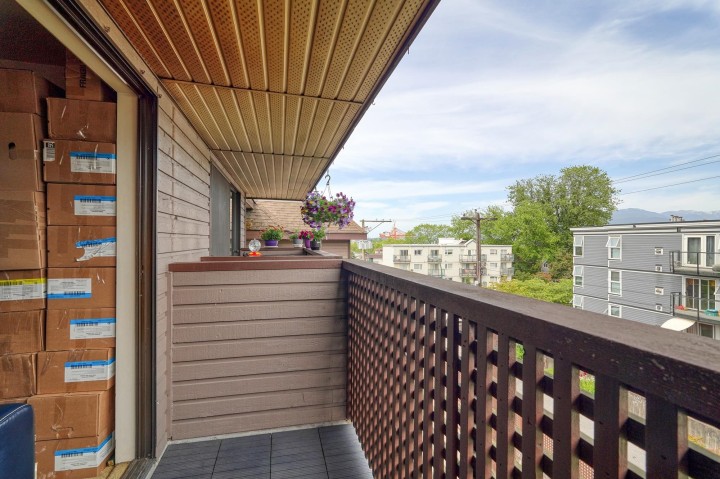 Photo 23 at 402 - 2215 Dundas Street, Hastings, Vancouver East