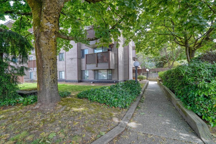 Photo 26 at 402 - 2215 Dundas Street, Hastings, Vancouver East