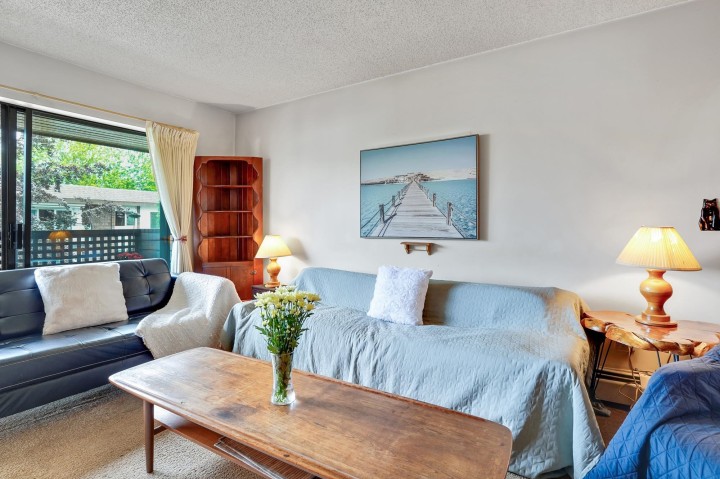 Photo 1 at 402 - 2215 Dundas Street, Hastings, Vancouver East