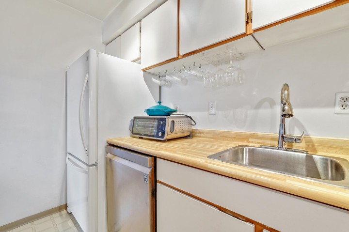 Photo 9 at 402 - 2215 Dundas Street, Hastings, Vancouver East