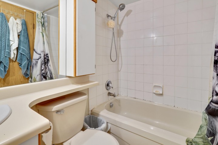 Photo 10 at 402 - 2215 Dundas Street, Hastings, Vancouver East