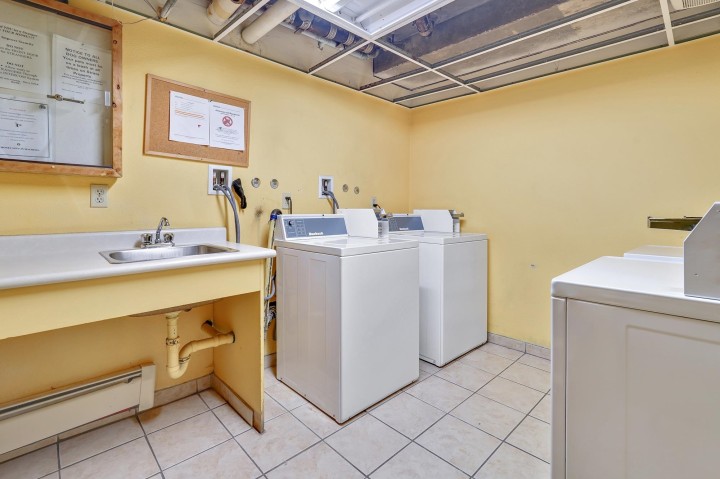 Photo 15 at 402 - 2215 Dundas Street, Hastings, Vancouver East