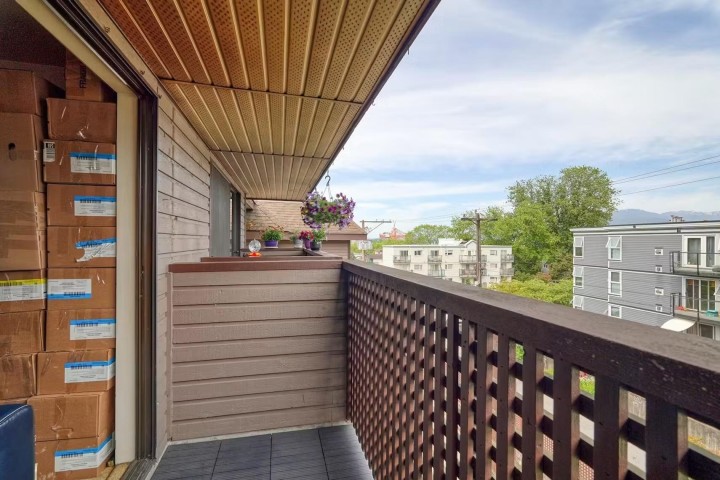 Photo 19 at 402 - 2215 Dundas Street, Hastings, Vancouver East