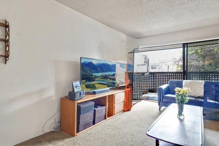Photo 4 at 402 - 2215 Dundas Street, Hastings, Vancouver East