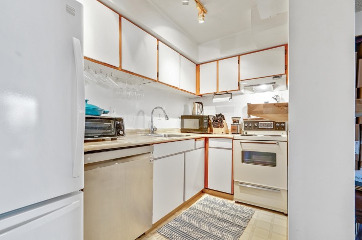 Photo 8 at 402 - 2215 Dundas Street, Hastings, Vancouver East
