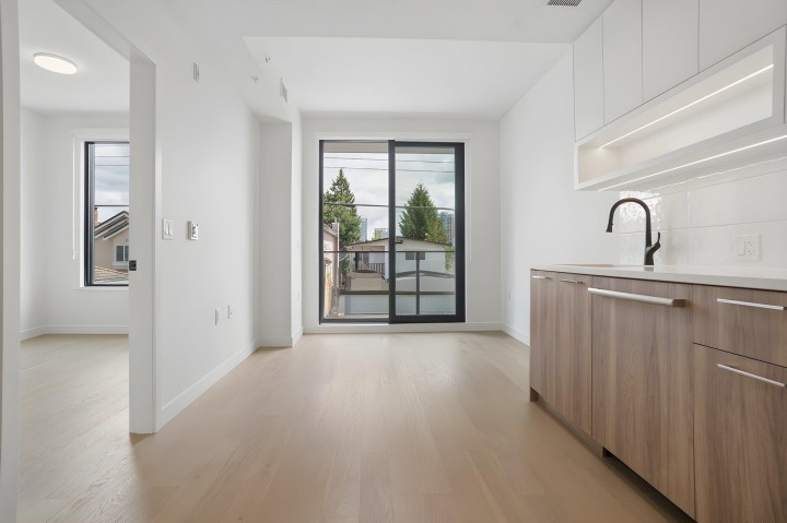Photo 5 at 202 - 8398 Oak Street, Marpole, Vancouver West