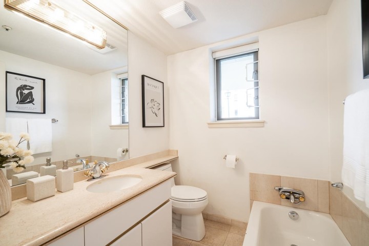 Photo 27 at 1 - 2243 Bellevue Avenue, Dundarave, West Vancouver