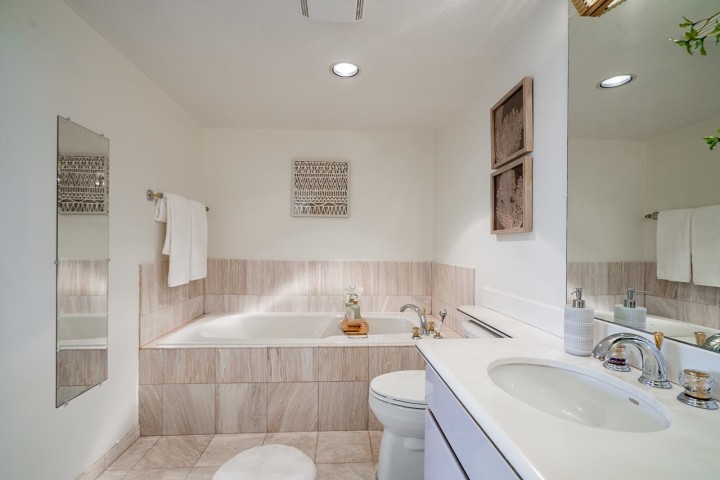 Photo 17 at 1 - 2243 Bellevue Avenue, Dundarave, West Vancouver