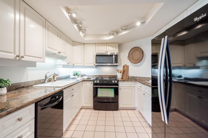 Photo 19 at 1 - 2243 Bellevue Avenue, Dundarave, West Vancouver