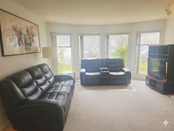 Photo 3 at 3523 Napier Street, Renfrew VE, Vancouver East