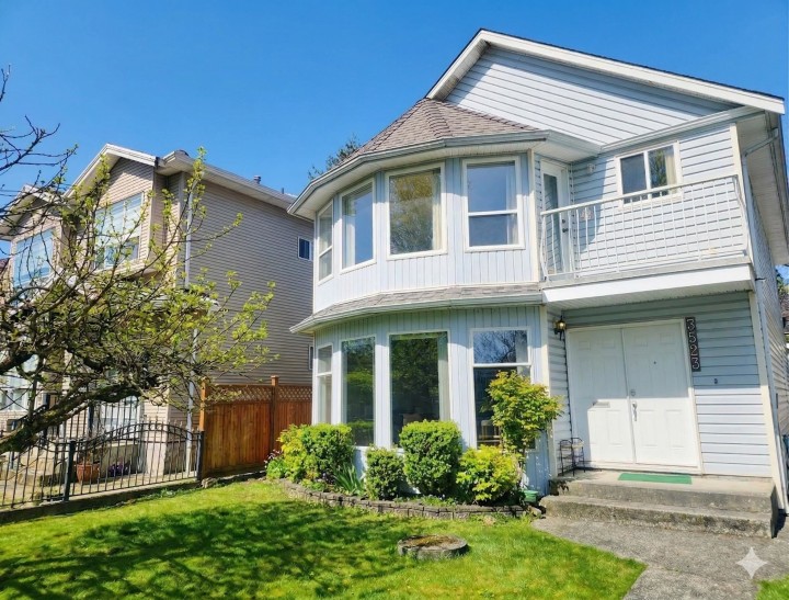 Photo 1 at 3523 Napier Street, Renfrew VE, Vancouver East