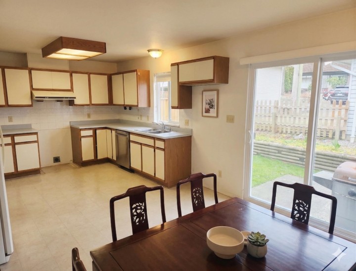 Photo 5 at 3523 Napier Street, Renfrew VE, Vancouver East