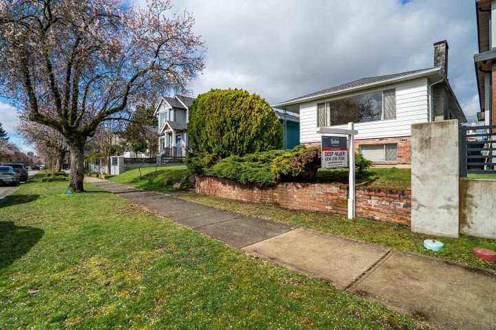 Photo 2 at 437 E 55th Avenue, South Vancouver, Vancouver East