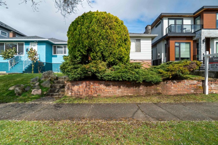 Photo 3 at 437 E 55th Avenue, South Vancouver, Vancouver East