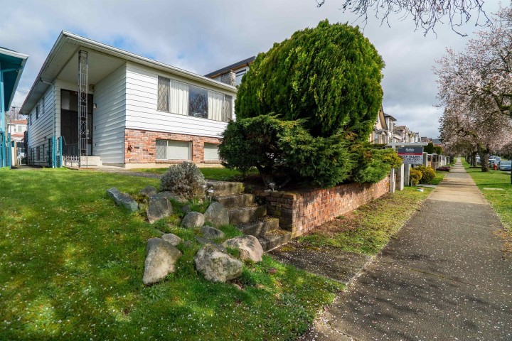 Photo 5 at 437 E 55th Avenue, South Vancouver, Vancouver East