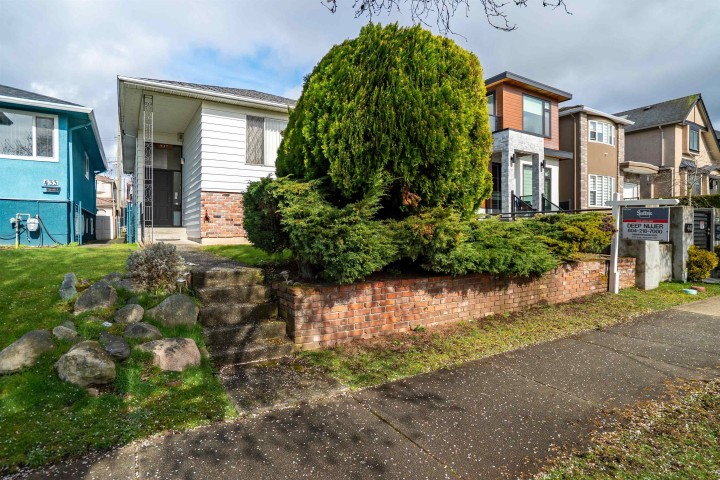 Photo 4 at 437 E 55th Avenue, South Vancouver, Vancouver East