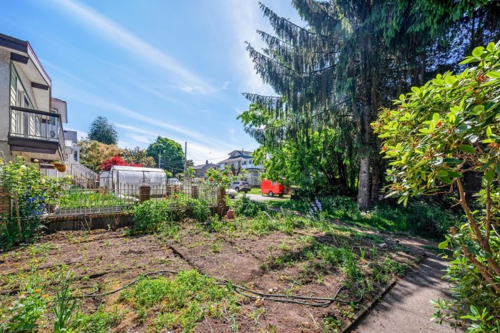Photo 8 at 2733 E 28th Avenue, Renfrew Heights, Vancouver East
