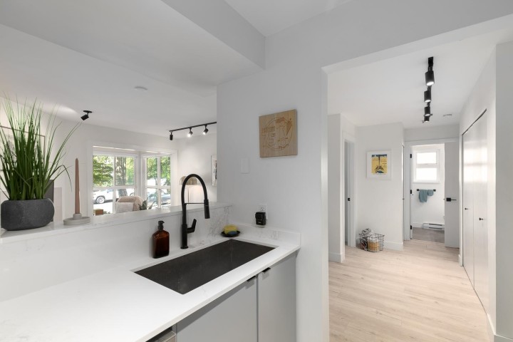 Photo 9 at 203 - 2272 Dundas Street, Hastings, Vancouver East
