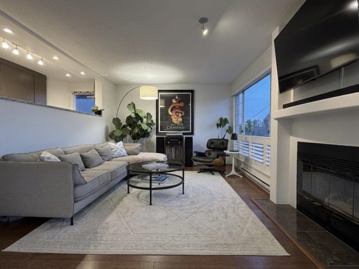 Photo 4 at 202 - 2440 Haywood Avenue, Dundarave, West Vancouver