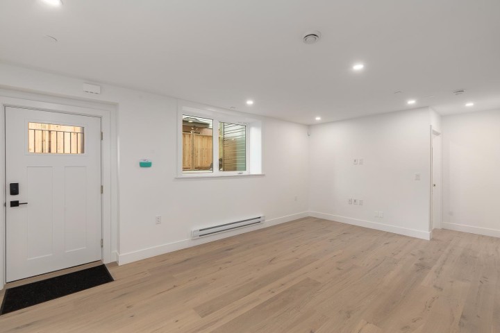 Photo 5 at 460 E 17th Avenue, Fraser VE, Vancouver East