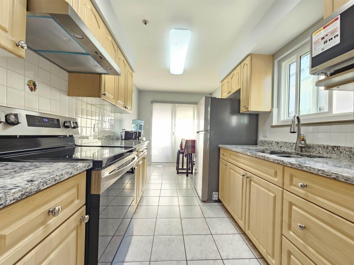 Photo 3 at 5521 Dundee Street, Collingwood VE, Vancouver East