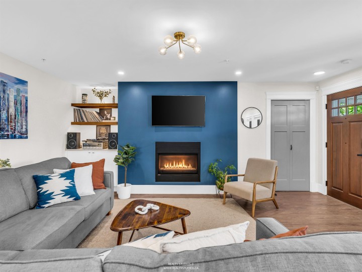 Photo 4 at 436 Lakewood Drive, Hastings, Vancouver East