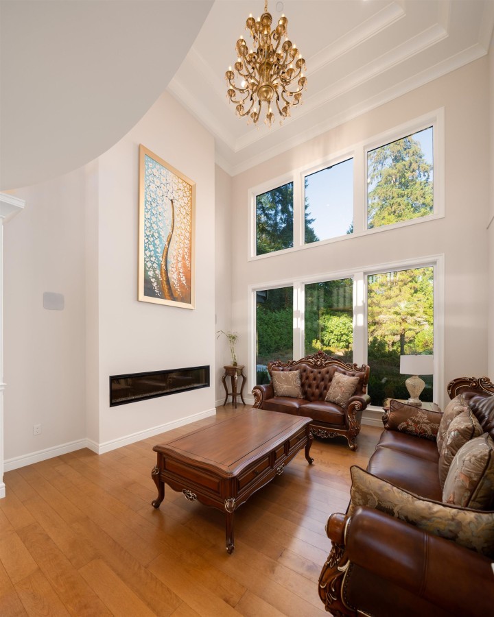 Photo 4 at 920 3rd Street, West Vancouver