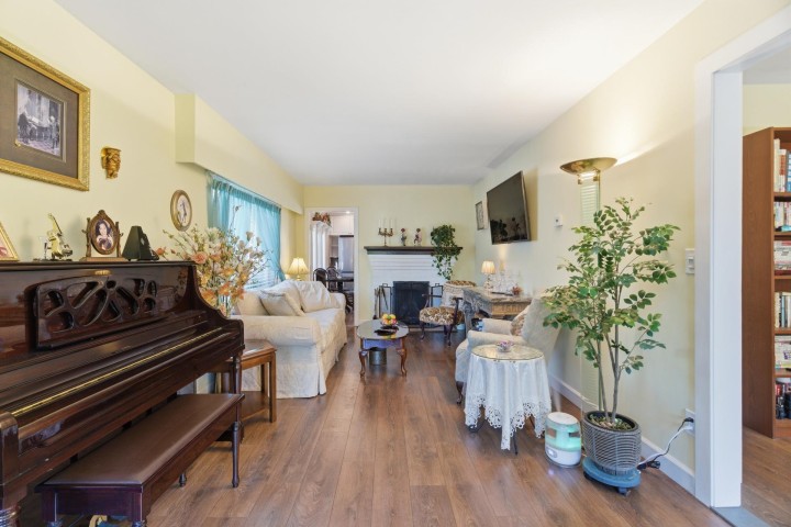 Photo 4 at 219 E 38th Avenue, Main, Vancouver East