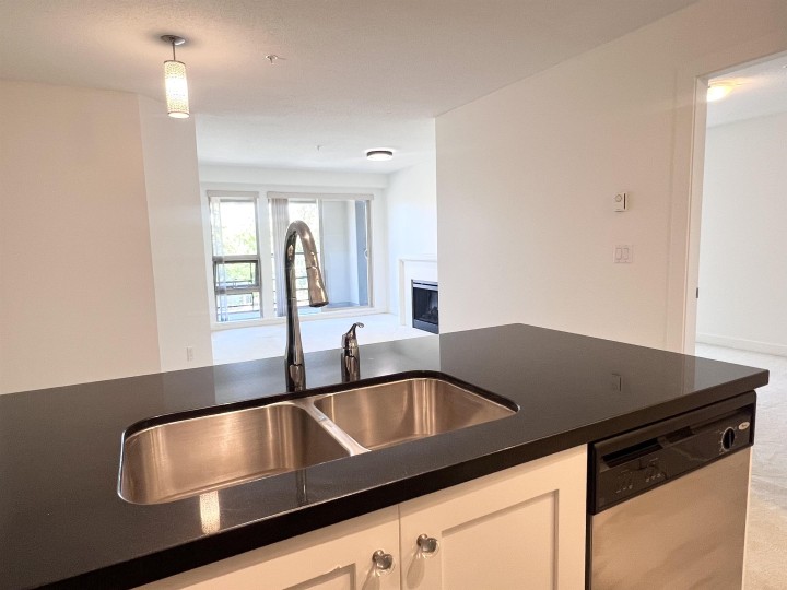 Photo 2 at 305 - 4550 Fraser Street, Fraser VE, Vancouver East