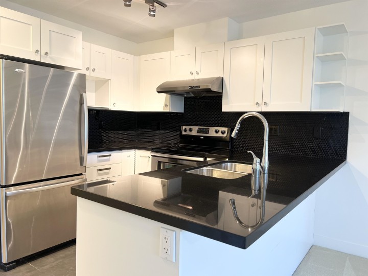 Photo 5 at 305 - 4550 Fraser Street, Fraser VE, Vancouver East