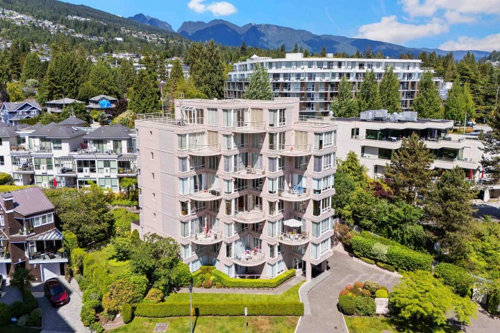Photo 1 at 4 - 2243 Bellevue Avenue, Dundarave, West Vancouver