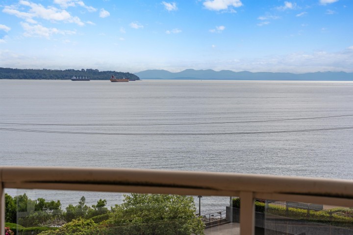 Photo 4 at 4 - 2243 Bellevue Avenue, Dundarave, West Vancouver