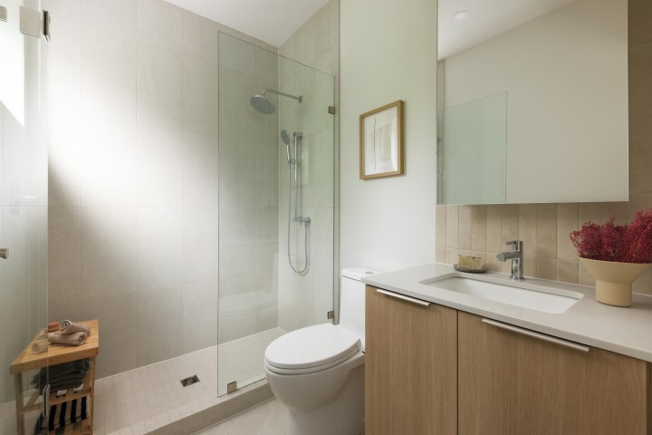 Photo 11 at 1 - 595 E 49th Avenue, Fraser VE, Vancouver East