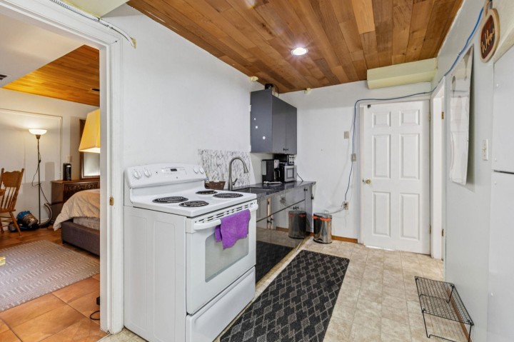 Photo 23 at 556 Ballantree Road, Glenmore, West Vancouver