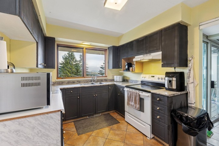 Photo 7 at 556 Ballantree Road, Glenmore, West Vancouver