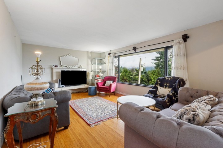 Photo 3 at 556 Ballantree Road, Glenmore, West Vancouver