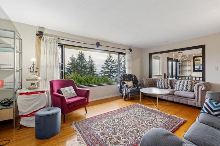 Photo 5 at 556 Ballantree Road, Glenmore, West Vancouver
