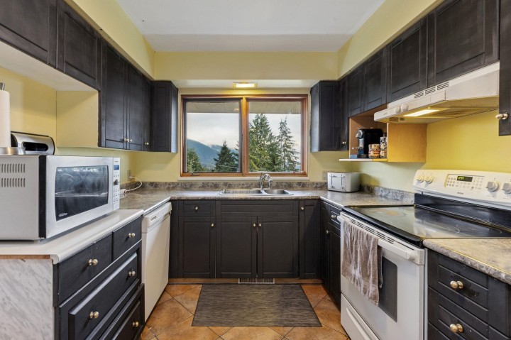 Photo 9 at 556 Ballantree Road, Glenmore, West Vancouver