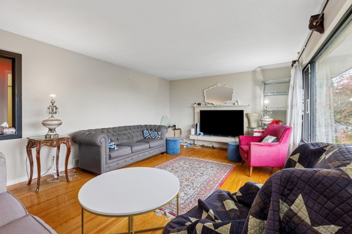 Photo 4 at 556 Ballantree Road, Glenmore, West Vancouver