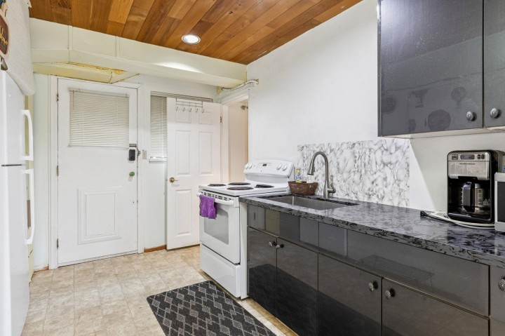 Photo 21 at 556 Ballantree Road, Glenmore, West Vancouver